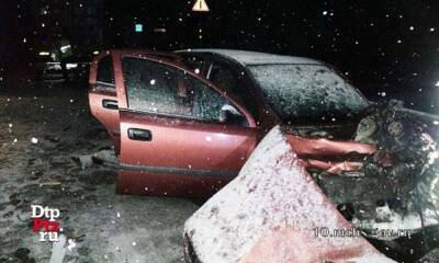 Страшная авария на «Коле»: автомобиль залетел под фуру и врезался в ограждение