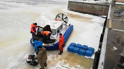 Девять рыбаков спасли с отколовшейся льдины на Неве (видео)