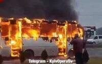 Под Киевом на ходу загорелась маршрутка с пассажирами. Видео