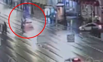 Автомобиль влетел двух человек на пешеходном переходе в центре Питера: один пешеход погиб (18+)