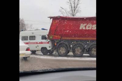На Черновицкой в Рязани «скорая» врезалась в грузовик