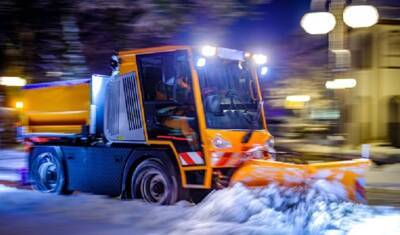 Петербург убирают от снега всего 94 снегоуборочных машины