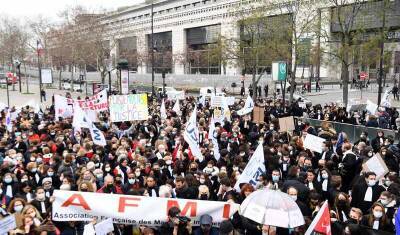 Во Франции судьи вышли на забастовку против тяжелых условий труда