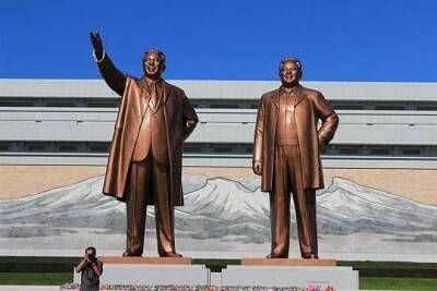 Ким Ченир - Жителям Северной Кореи запретили смеяться и пить алкоголь из-за траура по Ким Чен Иру - versia.ru - КНДР
