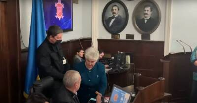 В Черновцах женщина ворвалась на сессию горсовета и подарила мэру свою пенсию