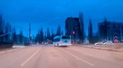 В Воронеже маршрутчик-лихач пролетел на красный свет: появилось видео