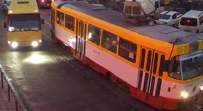В Одессе трамвай с пассажирами атаковали вандалы: кадры и что известно - politeka.net - Украина - Одесса - Одесса