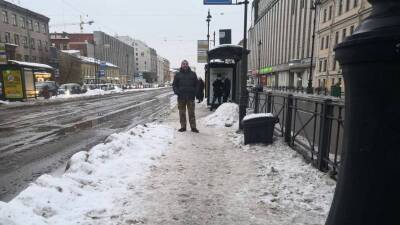 Некачественная уборка снега портит настроение петербуржцев в преддверии Нового года