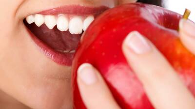 Стоматолог предупредил о вреде яблок