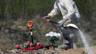 Избыточная смертность в РФ за время пандемии превысила 1 млн человек