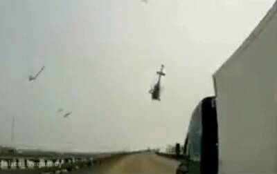 В США вертолет упал на оживленную трассу