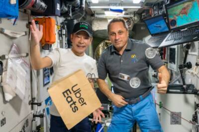 Uber впервые в истории доставил посылку с едой в космос (видео)