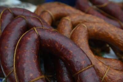 «Вкусный канцероген»: врач предупредил о вреде полукопченой колбасы