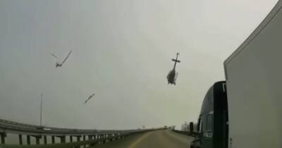 В США вертолет рухнул на оживленную автотрассу (видео)
