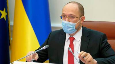Локдауна не будет, но маски останутся надолго - премьер Украины