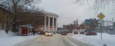 На пешеходном переходе в Новосибирске сбили женщину с 4-летним малышом