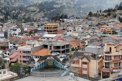 В Эквадоре два здания провалились под землю