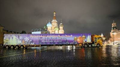 Главную елку страны доставили в Кремль в сопровождении полиции и Деда Мороза