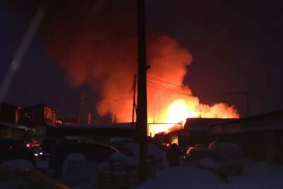 Гаражи массово загорелись в Усть-Илимске