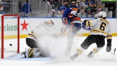 Семен Варламов - Энтони Бовиллье - Варламов отразил 40 бросков и помог «Айлендерс» обыграть «Бостон» в матче НХЛ - russian.rt.com - Бостон - Нью-Йорк - Оттава