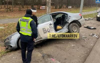В Харькове произошло ДТП с участием такси: пассажиры вылетели из окна