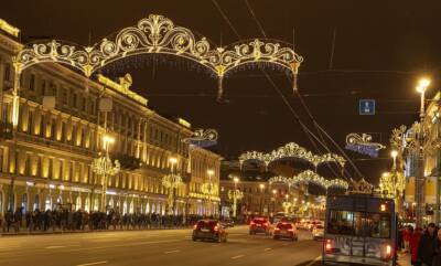 Полиция нашла нарушителей ковид-ограничений во время ночного рейда в центре Петербурга