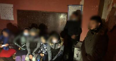 Ехали в ЕС: пограничники нашли в заброшенной школе недалеко от границы с Румынией восьмерых афганцев