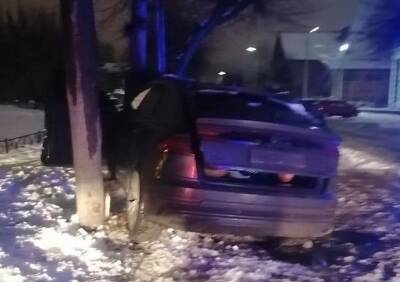 Водитель, въехавший в дерево в центре Рязани, скрылся с места ДТП