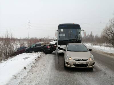 Водитель автобуса под Тверью протаранил три легковушки, пострадали два человека - afanasy.biz - Тверь - Тверская обл.