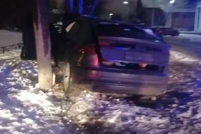 Ночью 17 декабря в Рязани неизвестный на Audi Q8 врезался в дерево