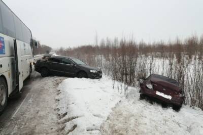 Автобус протаранил три автомобиля на трассе в Тверской области