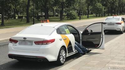 В Челябинске такси вылетело на островок безопасности