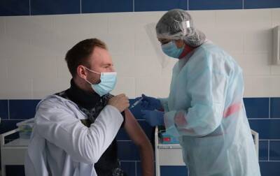 Бустерную COVID-прививку получили 14 украинцев