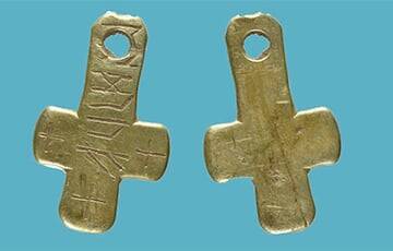 В Англии ученые нашли золотой крест с рунами и загадочным именем