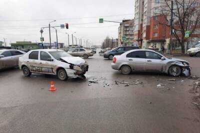 Под Волгоградом автомобиль такси столкнулся с иномаркой