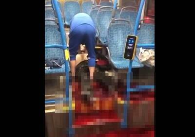 В московском автобусе мужчина поранил ногу и умер от потери крови