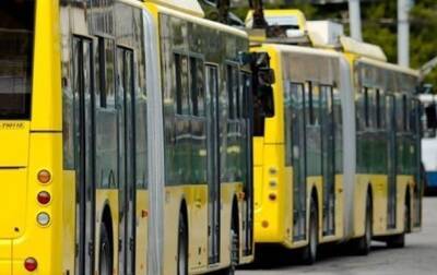 В Киеве ряд троллейбусов изменили маршрут из-за провала асфальта