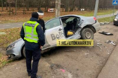 В Харькове в серьезном ДТП с таксистом пассажиры вылетели из окна