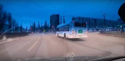 Водитель автобуса на Остужевском кольце в Воронеже лихо проехал на красный свет