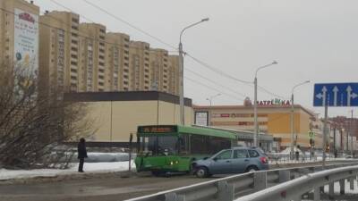 На улице Широтной в Тюмени столкнулись автомобиль с городским автобусом