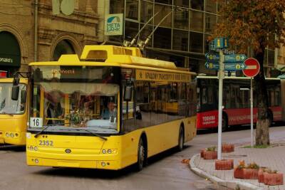 Провал асфальта: в Киеве некоторые троллейбусы изменили маршрут