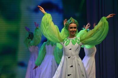 Более 300 танцоров «Русских узоров» представили лучшие номера на юбилейном концерте в Пскове