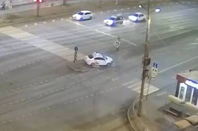 В Челябинске автомобиль такси врезался в дорожные знаки на островке безопасности