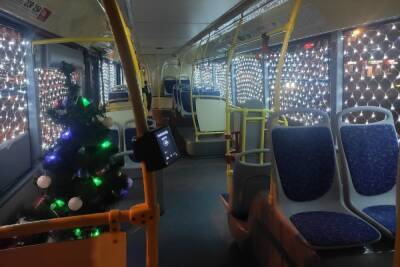 В Белгороде пассажиров начал возить новогодний автобус