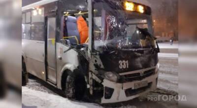 В Чебоксарах автобус полный пассажиров врезался в столб