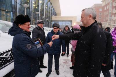 Губернатор Травников наградил победителей трудового соревнования в АПК Новосибирской области и вручил аграриям ключи от автомобилей