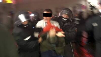 Офицер полиции арестован на демонстрации против карантинных мер: мужчина набросился на своих коллег