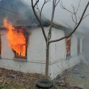 В Бердянске 8 спасателей тушили пожар в частном доме. Фото