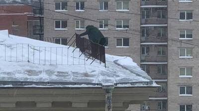 Коммунальщики повредили кровлю жилого дома во время чистки снега в Петербурге