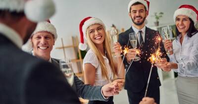 Новогодний корпоратив 2021-2022 и алкоголь: как повеселиться и не опозориться